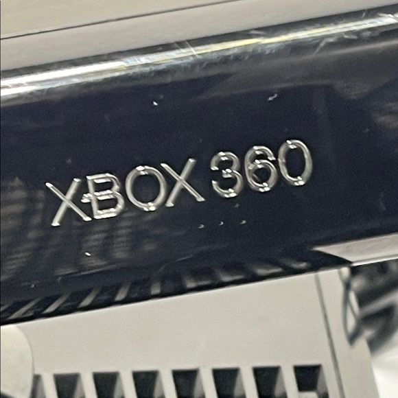 Xbox 360 Console with Kinect Sensor - Black - Picture 11 of 15